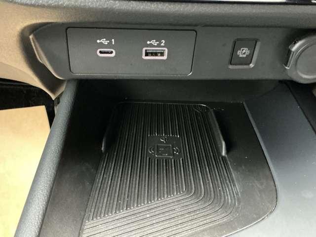 �g�ѓd�b�̏[�d�́A�����ɒu�������I�P�[�u�����q���Ȃ��Ă����̂ŁA�ƂĂ��֗��ł��I