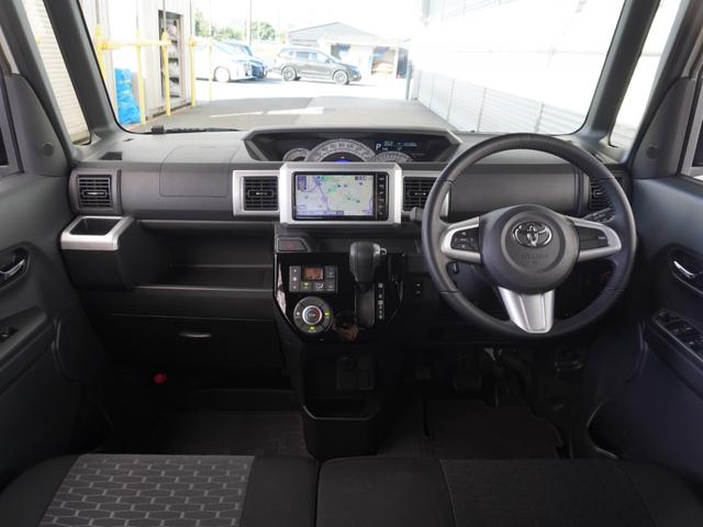 視界広々で非常に運転しやすくロングドライブでも疲れを感じさせないすっきりとまとまったインパネ周りです。