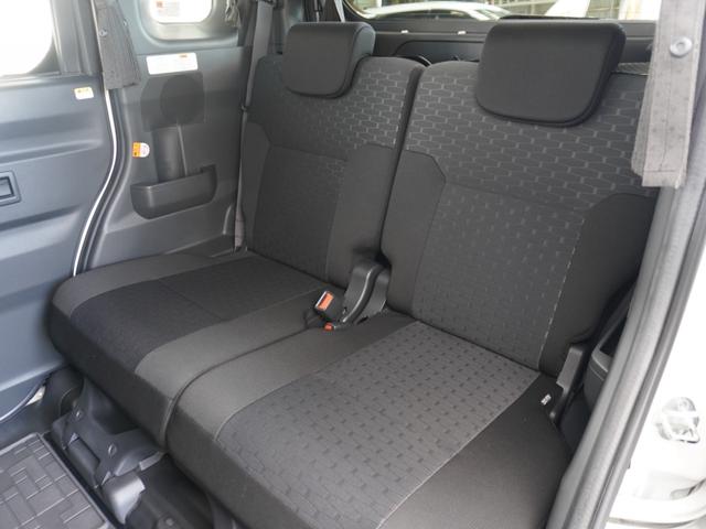 ２列目シートにお乗りの方もゆったり快適にくつろげる広さがございます。