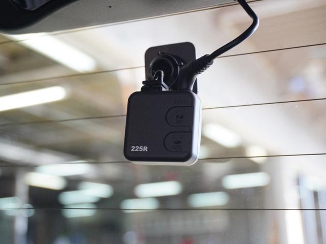 ◆リアにもドライブレコーダーを装備しております◆映像・音声などを記録する自動車用の装置です。もしもの事故の際の記録はもちろん、旅行の際の思い出としてドライブの映像を楽しむことができます。