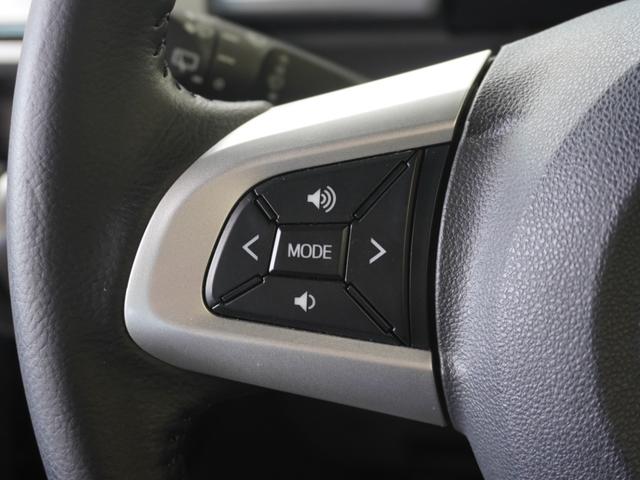 ◆オーディオリモコンスイッチ◆ハンドルにスイッチが装備されてます。視点をそらすことなく、ボリューム調整・オーディオソース切替・選曲が出来ます。安全運転しながら操作が可能になりました。