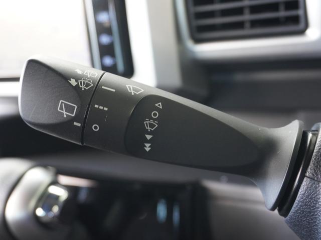 ◆ワイパー・ウォッシャースイッチ◆ワイパーは雨量に応じて切り替え可能なスイッチがついており、ウォッシャースイッチは手前に引くと噴射してフロントガラスを綺麗にしてくれます。