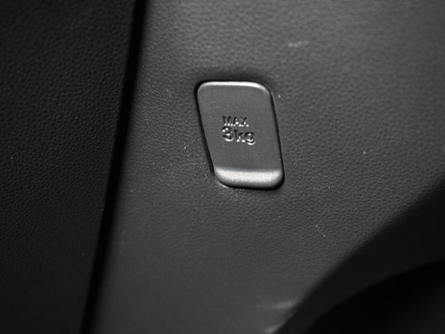 ◆コンビ二フック◆ちょっとした買い物の袋を吊り下げたり、ゴミ袋を吊り下げられるコンビニフックがあり車内を転がらず便利です！