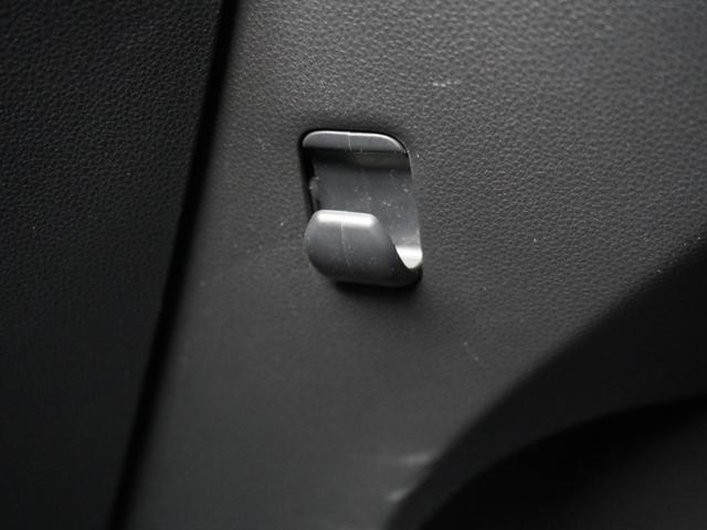 ◆コンビ二フック◆ちょっとした買い物の袋を吊り下げたり、ゴミ袋を吊り下げられるコンビニフックがあり車内を転がらず便利です！