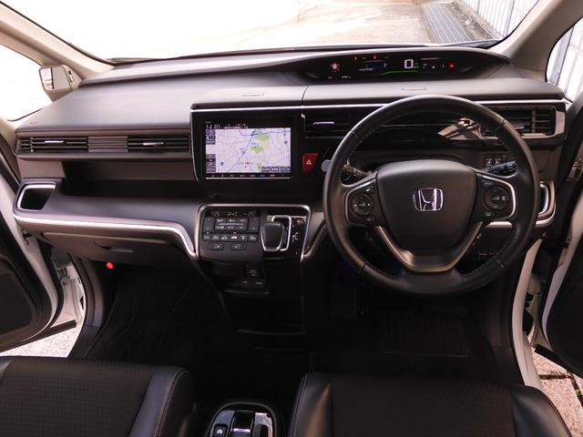 視界広々で非常に運転しやすくロングドライブでも疲れを感じさせないすっきりとまとまったインパネ周りです。