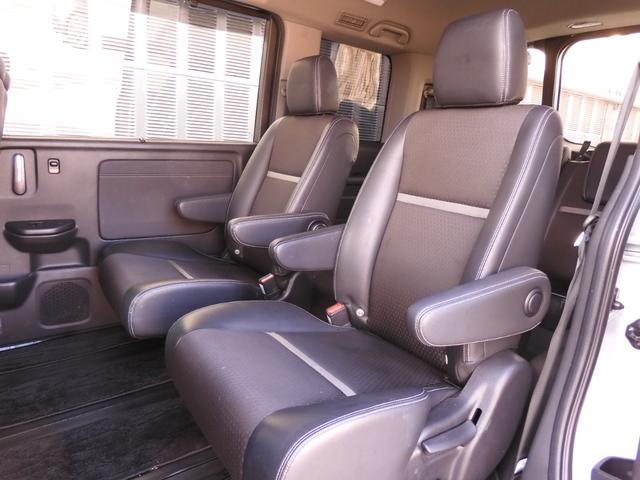 広いスペースがあるのにあえてセパレートにした二列目はキャプテンシート。お友達やご両親との長旅に威力を発揮しますよ！