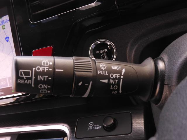 ◆ワイパー・ウォッシャースイッチ◆ワイパーは雨量に応じて切り替え可能なスイッチがついており、ウォッシャースイッチは手前に引くと噴射してフロントガラスを綺麗にしてくれます。