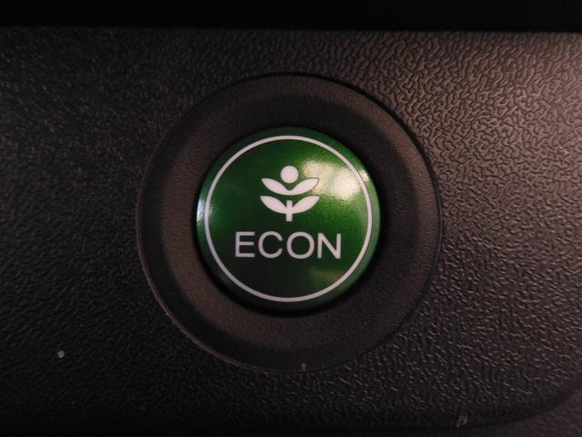 ◆ＥＣＯＮスイッチ（ＥＣＯＮモード）◆エンジンやエアコンといった、クルマ全体の動きを燃費優先で自動制御するＥＣＯＮモード。空調など快適性を優先したいときは、スイッチを押してＯＦＦにできます。