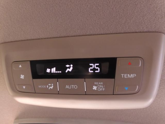 後席用エアコンの操作パネルも装備されており、同乗者の方もお好みの温度で快適なドライブをお楽しみいただけます。
