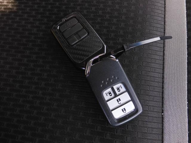 ◆スマートキー◆カギをバッグやポケットに入れたままでもドアロックの開閉ができる『スマートキー』付き！雨天や暗くなってもカギを取り出す必要がなくドアの開錠＆エンジンも始動できます
