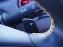 ◆減速セレクター装備◆ステアリングホイールの左右に取り付けられた2つのパドルスイッチで減速の強さを調整。左側の「-」を操作すると減速を強く、右側の「+」を操作すると減速を弱くすることができます。