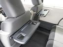 ◆シートバックテーブル◆フロントシートの背面に後席用のテーブルがついています。小物が置けて!カップホルダーもあります、ドライブ中や休憩時にも便利なテーブルです。