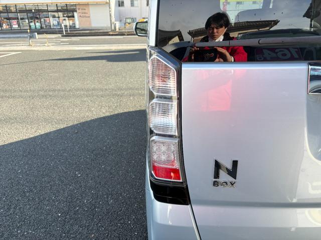 Ｎ－ＢＯＸ Ｇ・Ｌパッケージ　４ＷＤ　後席両側パワースライドドア　オートエアコン　電動格納ミラー　プッシュスタート　スマートキー　１４インチ純正アルミホイール　アイドリングストップ　ステアリングリモコン　ＣＤ再生（18枚目）