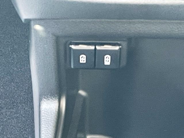 メーカー保証をお付けしてお渡しいたします。新車をご購入されたお客様と同等の保証を継続して付させていただきます。詳細はスタッフまでお問合せ下さいませ。