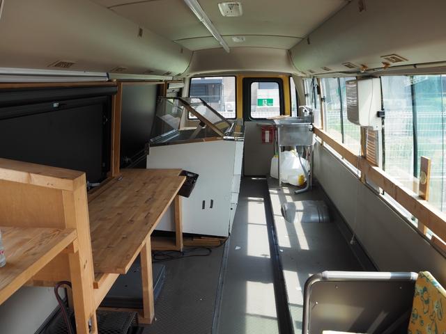 ローザ 　移動販売車　キャンピンカー　８ＮＯ登録　準中型免許ＯＫ　自動ドア　リア片側ドア　２槽シンク　換気扇　３面跳ね上げパネル　木製テーブル　バックカメラ　６人乗り登録変更可　１００Ｖコンセント（17枚目）