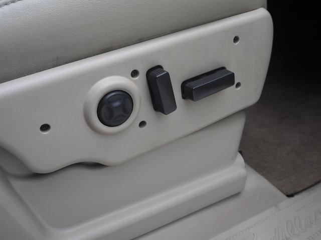 キャデラックエスカレード ベースグレード　三井物産ディーラー車　１ＮＯ登録　５人乗り　革シート　サンルーフ　２４インチホイール　社外グリル　マフラー　ヒッチメンバー　ナビ　フルセグＴＶ　Ｂカメラ　ＥＴＣ　フリップダウンモニター　ウーハー（46枚目）