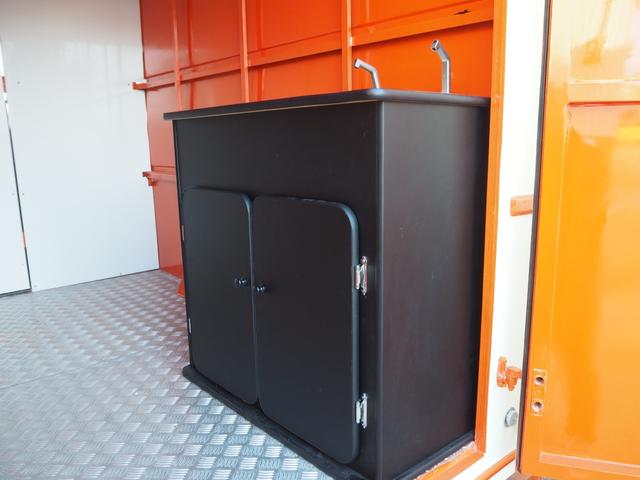 イギリスその他 　フレデリーニューアーク　国内希少車　キッチンカー仕様　荷台　長さ１９６　幅　１６０　高さ　１５０　４速ミッション　外部電源　サイド扉　シンク　サイドオーニング　換気扇　小型電気温水器　床縞板　スポット（13枚目）