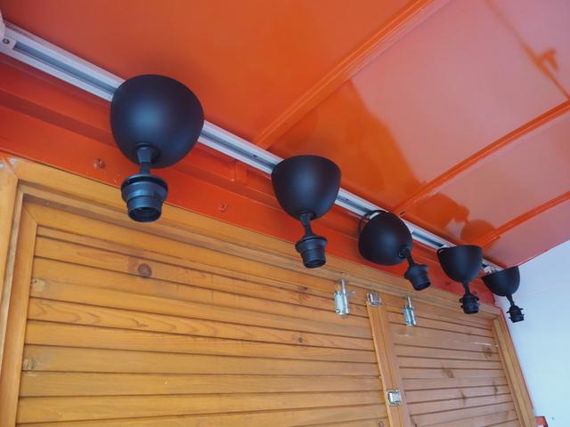 イギリスその他 　フレデリーニューアーク　国内希少車　キッチンカー仕様　荷台　長さ１９６　幅　１６０　高さ　１５０　４速ミッション　外部電源　サイド扉　シンク　サイドオーニング　換気扇　小型電気温水器　床縞板　スポット（15枚目）