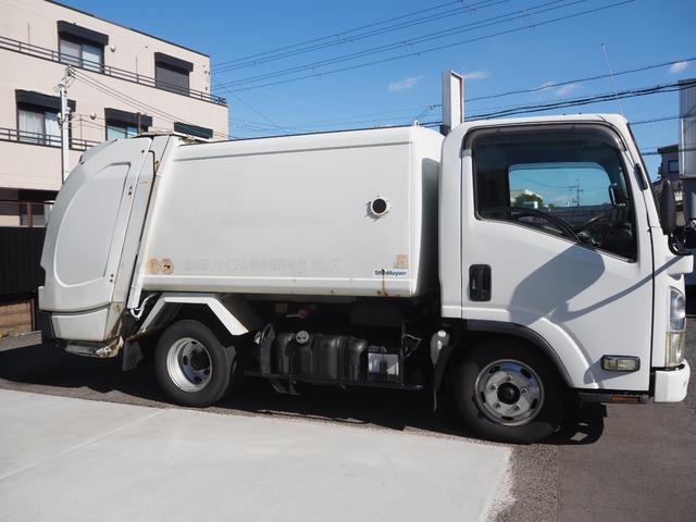 エルフトラック 　巻き込み式パッカー車　塵芥車　最大積載量２０００ｋｇ　新明和ＧＲ０５２－１４３３　容積５．１　汚水９０Ｌタンク　バックカメラ　スムーサーＥＸシフト　準中型免許ＯＫ（4枚目）