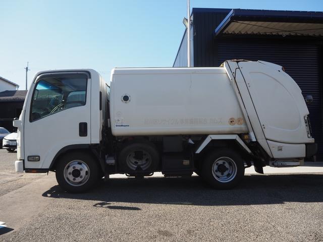 エルフトラック 　巻き込み式パッカー車　塵芥車　最大積載量２０００ｋｇ　新明和ＧＲ０５２－１４３３　容積５．１　汚水９０Ｌタンク　バックカメラ　スムーサーＥＸシフト　準中型免許ＯＫ（5枚目）