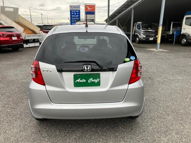 フィット G ワンオーナー/ドアミラーウインカー/UVカット機能付きプライバシーガラス/運転席ハイトアジャスター/CDデッキ/キーレスエントリー/ドライブレコーダー/社外アルミホイール(3枚目)