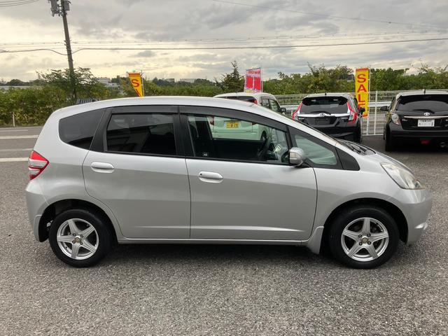 フィット G ワンオーナー/ドアミラーウインカー/UVカット機能付きプライバシーガラス/運転席ハイトアジャスター/CDデッキ/キーレスエントリー/ドライブレコーダー/社外アルミホイール(4枚目)