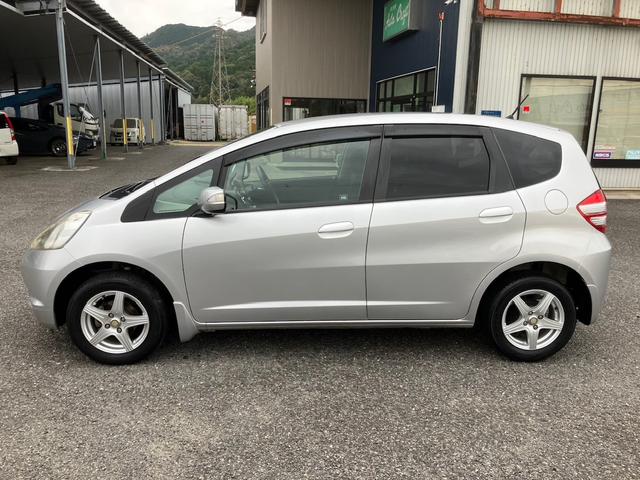 フィット G ワンオーナー/ドアミラーウインカー/UVカット機能付きプライバシーガラス/運転席ハイトアジャスター/CDデッキ/キーレスエントリー/ドライブレコーダー/社外アルミホイール(5枚目)