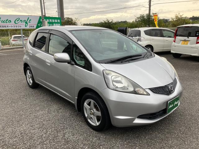 フィット G ワンオーナー/ドアミラーウインカー/UVカット機能付きプライバシーガラス/運転席ハイトアジャスター/CDデッキ/キーレスエントリー/ドライブレコーダー/社外アルミホイール(6枚目)