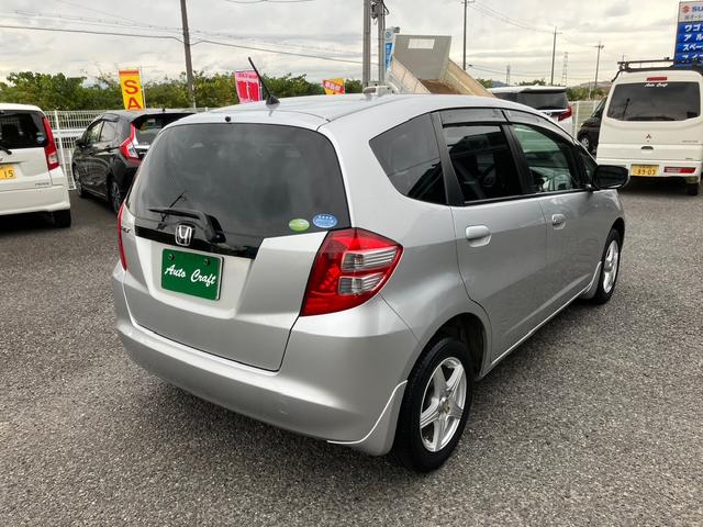 フィット G ワンオーナー/ドアミラーウインカー/UVカット機能付きプライバシーガラス/運転席ハイトアジャスター/CDデッキ/キーレスエントリー/ドライブレコーダー/社外アルミホイール(8枚目)