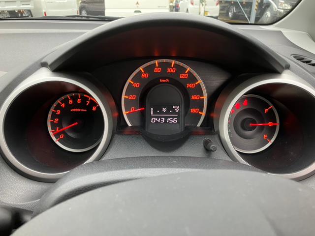 フィット G ワンオーナー/ドアミラーウインカー/UVカット機能付きプライバシーガラス/運転席ハイトアジャスター/CDデッキ/キーレスエントリー/ドライブレコーダー/社外アルミホイール(11枚目)