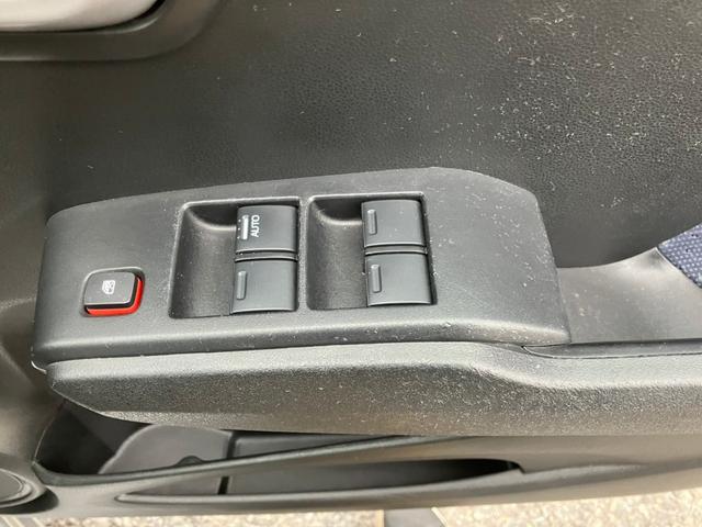 フィット G ワンオーナー/ドアミラーウインカー/UVカット機能付きプライバシーガラス/運転席ハイトアジャスター/CDデッキ/キーレスエントリー/ドライブレコーダー/社外アルミホイール(14枚目)