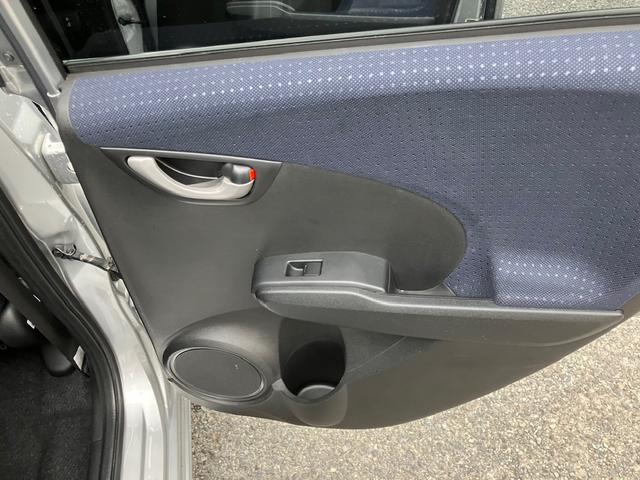 フィット G ワンオーナー/ドアミラーウインカー/UVカット機能付きプライバシーガラス/運転席ハイトアジャスター/CDデッキ/キーレスエントリー/ドライブレコーダー/社外アルミホイール(20枚目)