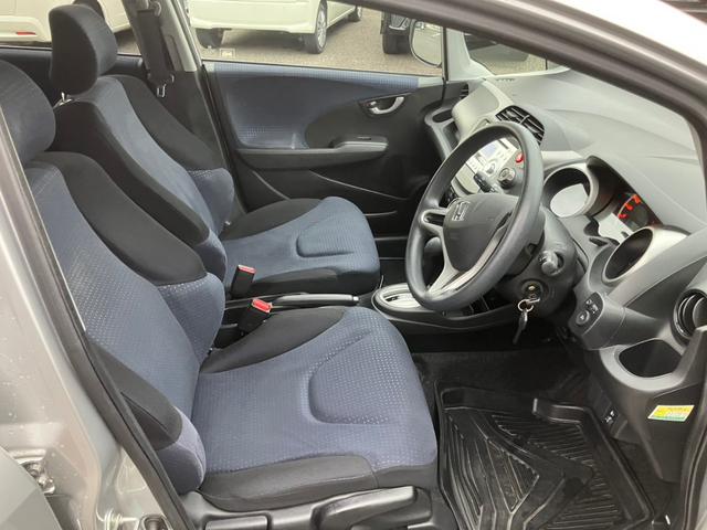 フィット G ワンオーナー/ドアミラーウインカー/UVカット機能付きプライバシーガラス/運転席ハイトアジャスター/CDデッキ/キーレスエントリー/ドライブレコーダー/社外アルミホイール(22枚目)