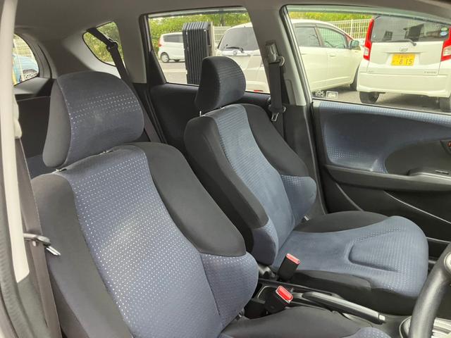 フィット G ワンオーナー/ドアミラーウインカー/UVカット機能付きプライバシーガラス/運転席ハイトアジャスター/CDデッキ/キーレスエントリー/ドライブレコーダー/社外アルミホイール(23枚目)