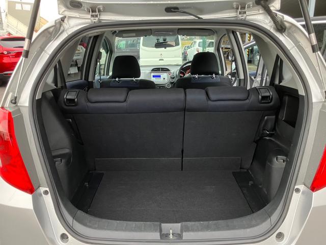 フィット G ワンオーナー/ドアミラーウインカー/UVカット機能付きプライバシーガラス/運転席ハイトアジャスター/CDデッキ/キーレスエントリー/ドライブレコーダー/社外アルミホイール(26枚目)