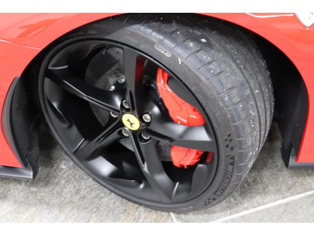 SF90スパイダー アセットフィオラノ アセットフィオラノPKG チタンホイールボルト カーボンエアスプリッター チタニウムスポーツエキゾースト 鍛造20AW カーボンLED フル電動シート フロントリアPセンサー カラードセーフティベルト(18枚目)