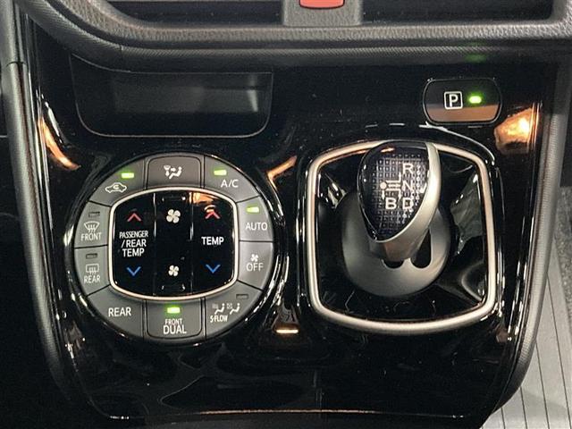 ノア ハイブリッドＧ　Ｒカメラ　スマートキー＆プッシュスタート　ＬＥＤへッドライト　地デジ　イモビライザー　Ｗエアコン　パワーウインドウ　アルミ　クルコン　エアバッグ　横滑り防止　ＤＶＤ再生機能　フルフラット　パワステ（12枚目）