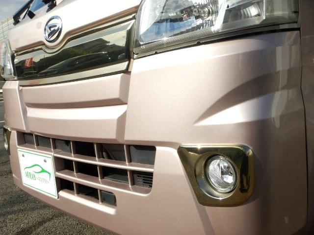 ハイゼットトラック スタンダード５５ｔｈアニバーサリゴールドエディション　特別仕様車　キーレス　作業灯　ＥＴＣ　パワーウインドウ　パワステ　エアコン　禁煙車　ゴールドメッキグリル　ＦＯＧランプ　エアバッグ　ＣＤコンポ　三方開　荷台マット　タイミングチェーンベルト　１年保証付（2枚目）