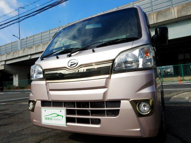 ハイゼットトラック スタンダード５５ｔｈアニバーサリゴールドエディション　特別仕様車　キーレス　作業灯　ＥＴＣ　パワーウインドウ　パワステ　エアコン　禁煙車　ゴールドメッキグリル　ＦＯＧランプ　エアバッグ　ＣＤコンポ　三方開　荷台マット　タイミングチェーンベルト　１年保証付（7枚目）