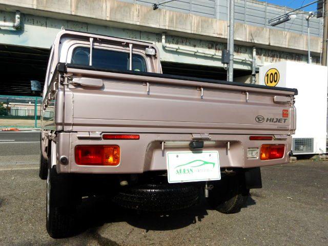 ハイゼットトラック スタンダード５５ｔｈアニバーサリゴールドエディション　特別仕様車　キーレス　作業灯　ＥＴＣ　パワーウインドウ　パワステ　エアコン　禁煙車　ゴールドメッキグリル　ＦＯＧランプ　エアバッグ　ＣＤコンポ　三方開　荷台マット　タイミングチェーンベルト　１年保証付（10枚目）