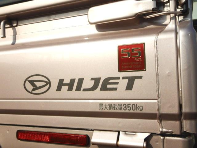 ハイゼットトラック スタンダード５５ｔｈアニバーサリゴールドエディション　特別仕様車　キーレス　作業灯　ＥＴＣ　パワーウインドウ　パワステ　エアコン　禁煙車　ゴールドメッキグリル　ＦＯＧランプ　エアバッグ　ＣＤコンポ　三方開　荷台マット　タイミングチェーンベルト　１年保証付（12枚目）