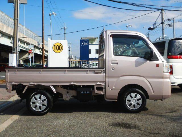 ハイゼットトラック スタンダード５５ｔｈアニバーサリゴールドエディション　特別仕様車　キーレス　作業灯　ＥＴＣ　パワーウインドウ　パワステ　エアコン　禁煙車　ゴールドメッキグリル　ＦＯＧランプ　エアバッグ　ＣＤコンポ　三方開　荷台マット　タイミングチェーンベルト　１年保証付（13枚目）