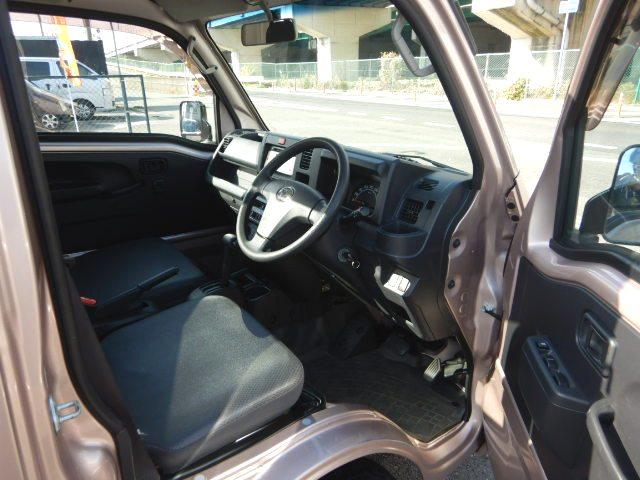 ハイゼットトラック スタンダード５５ｔｈアニバーサリゴールドエディション　特別仕様車　キーレス　作業灯　ＥＴＣ　パワーウインドウ　パワステ　エアコン　禁煙車　ゴールドメッキグリル　ＦＯＧランプ　エアバッグ　ＣＤコンポ　三方開　荷台マット　タイミングチェーンベルト　１年保証付（15枚目）