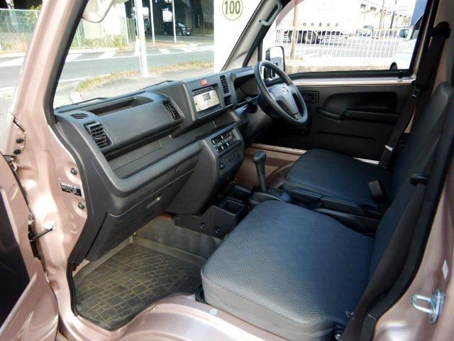 ハイゼットトラック スタンダード５５ｔｈアニバーサリゴールドエディション　特別仕様車　キーレス　作業灯　ＥＴＣ　パワーウインドウ　パワステ　エアコン　禁煙車　ゴールドメッキグリル　ＦＯＧランプ　エアバッグ　ＣＤコンポ　三方開　荷台マット　タイミングチェーンベルト　１年保証付（18枚目）