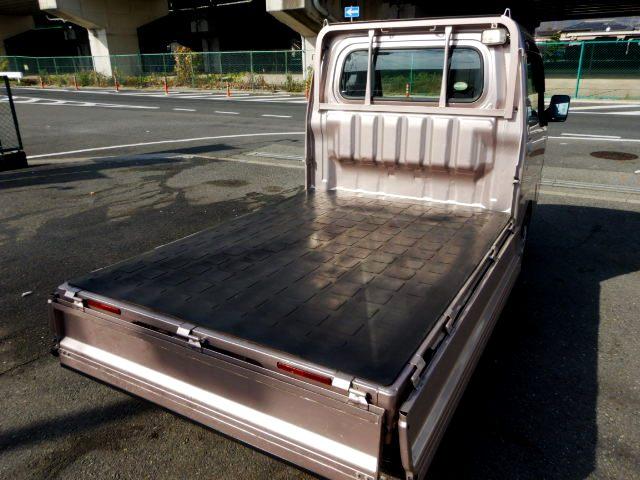 ハイゼットトラック スタンダード５５ｔｈアニバーサリゴールドエディション　特別仕様車　キーレス　作業灯　ＥＴＣ　パワーウインドウ　パワステ　エアコン　禁煙車　ゴールドメッキグリル　ＦＯＧランプ　エアバッグ　ＣＤコンポ　三方開　荷台マット　タイミングチェーンベルト　１年保証付（26枚目）