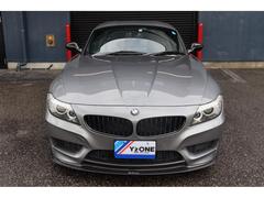 第２世代となるＺ４は、プレミアム・オープン・モデルのセグメントに属し、ＢＭＷロードスター初のリトラクタブル・ハードトップを採用。軽量アルミニウム合金製のルーフは、音響特性や空力特性にも効力を発揮する。 4