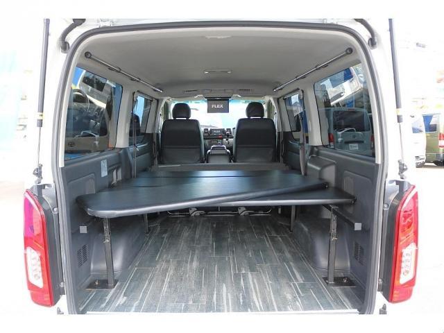 ハイエースバン スーパーＧＬ　ダークプライム　ＦＬＥＸ　Ｄｅｌｆｉｎｏフロントスポイラー　Ｄｅｌｆ０３　１７インチ　ナスカーホワイトレタータイヤ　社外ＬＥＤテールランプ　ドアバイザー　カロッツェリアナビ　フリップダウンモニター　ＥＴＣ　サイドバー（3枚目）