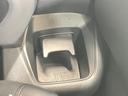 運転席のドリンクホルダーです。手のとどきやすい位置にあるので便利です