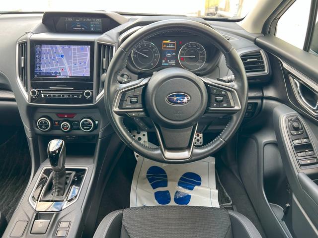 本革ステアリングや航空機をイメージした運転席周りはホンダにはないカッコよさですね。