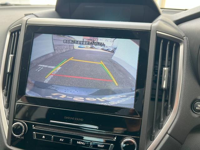 シフトをR(リバース)へ入れると自動で車両後方が映る『バックカメラ』付きです。 目視でのバックが基本ですが画面で確認することもできますから安心ですね。雨天時や夜間などはその便利さに手放せなくなります♪